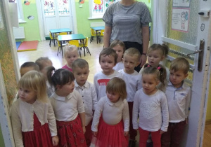 Grupa "Jeżyków" śpiewa hymn Polski.